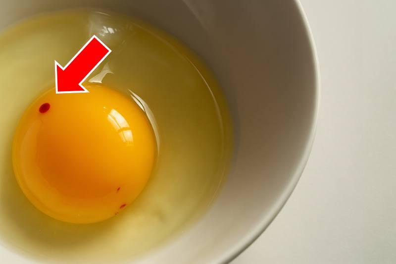 למה יש כתם אדום בביצים מסוימות? האם אפשר לאכול?