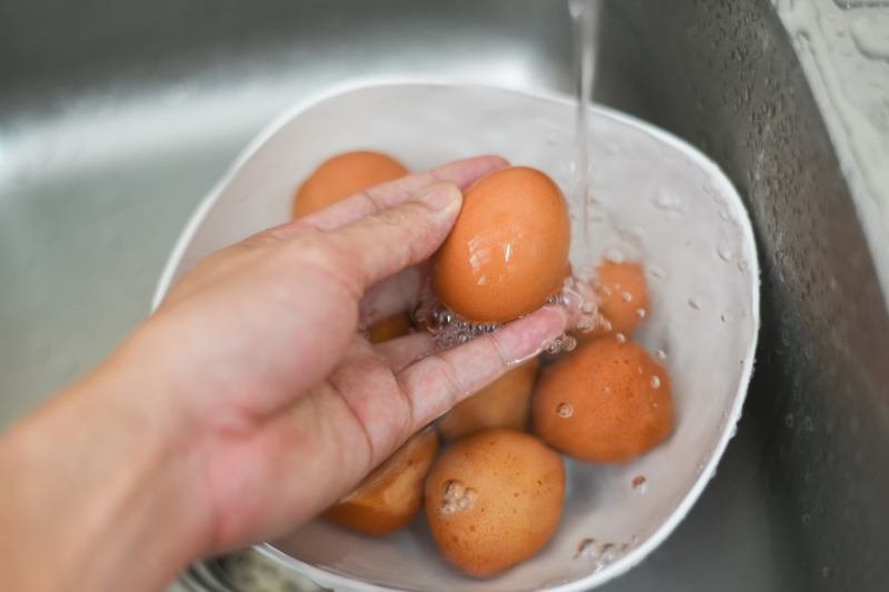 האם צריך לשטוף ביצים לפני השימוש?