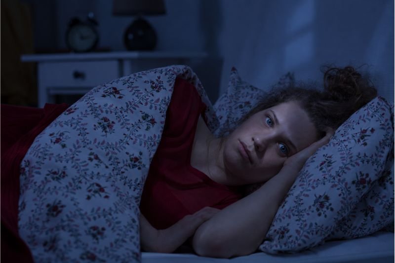 הגוף עייף אבל הראש לא נרגע? 5 דברים שכדאי לבדוק לפני השינה