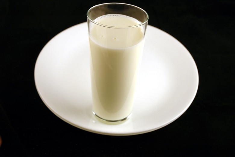איך 200 קלוריות נראות בכל מיני מאכלים? חלב